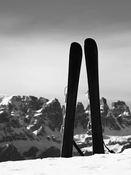 Skis in snow at mountains, nice sunny winter day at peak — Stock Photo, Image
