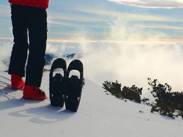 Touristen in Schwarz mit Schneeschuhen stehen auf einem verschneiten Aussichtspunkt. Nationalpark Alpen Park in Italien. sonniger Wintermorgen. — Stockfoto