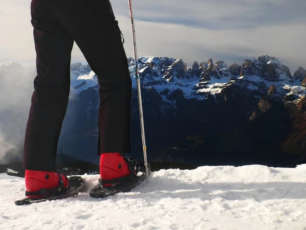 Esquiador en chaqueta de invierno roja con pequeños esquís divertidos estancia en la nieve —  Fotos de Stock