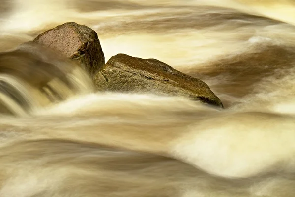 Grandi massi scivolosi nel torrente di montagna. Acqua limpida offuscata da lunga esposizione, riflesso nel livello dell'acqua . — Foto Stock