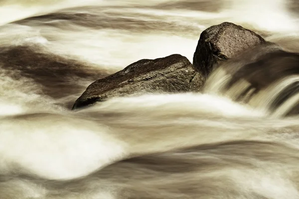 Kaygan kayalar dağ dere içinde. Temiz su tarafından uzun pozlama, su seviyesi yansıması bulanık. — Stok fotoğraf