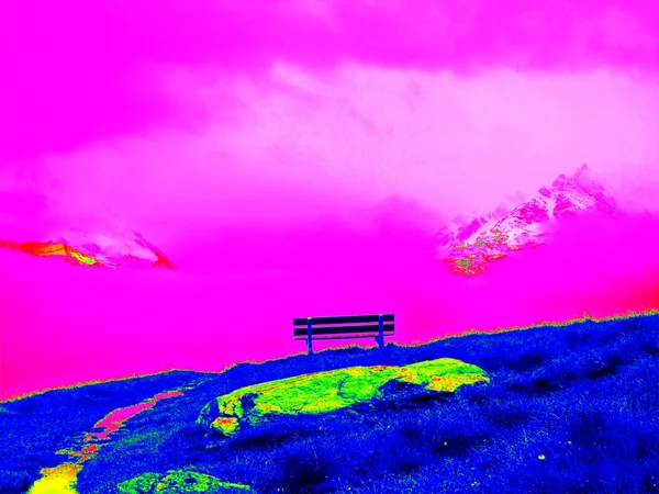 Ahşap Bank dağlarda, kızılötesi fotoğrafı. Şaşırtıcı termografi. Arka planda dağlık manzara. — Stok fotoğraf