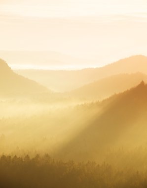 Rüya gibi adamlara manzara, Bahar Turuncu pembe puslu sunrise bir rocky Dağları güzel vadi Park. Karanlık keskin hills hafif sis arttı.