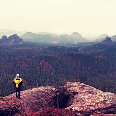 Uzun yürüyüşe çıkan kimse kumtaşı kaya kaya empires Park tepe üzerinde duran ve üzerinde güneş güzel an puslu ve sisli sabah Vadisi'ne doğa mucizesi izlerken