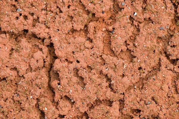 Velha superfície de tijolos triturados vermelho seco no campo de ténis ao ar livre. Detalhe da textura — Fotografia de Stock