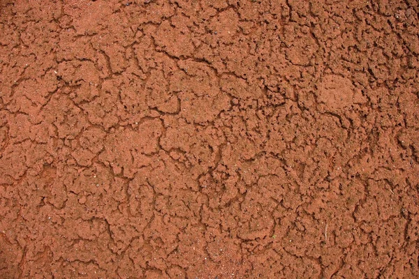 Antiguo rojo seco ladrillos triturados superficie en el campo de tenis al aire libre. Detalle de textura — Foto de Stock