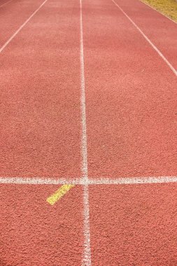 Beyaz çizgiler ve çalışan yarış pisti, kırmızı lastik yarış pistleri küçük stadyumda dokusuna