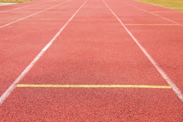 Linee bianche e consistenza della pista da corsa, piste di gomma rossa in piccolo stadio — Foto Stock