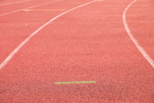 白线和质地的小体育场运行赛马场，红色橡胶跑道 — 图库照片