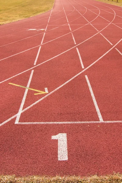 Líneas blancas y textura del hipódromo, pistas de carreras de caucho rojo en estadio pequeño — Foto de Stock