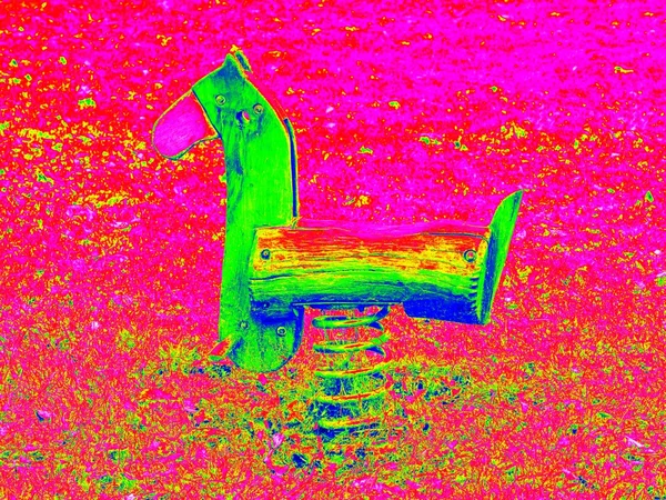 Wippe in Kriechbauweise auf dem modernen Kinderspielplatz. Infrarot-Scan in erstaunlichen Thermographie-Farben. — Stockfoto