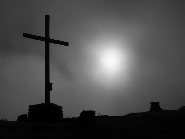 Croce di ferro moderna in cima ad una montagna delle Alpi. Il memoriale alle vittime delle montagne su una vetta come quella tipica delle Alpi . — Foto Stock