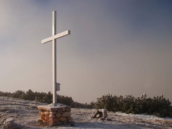 Modern Demir Haç dağın tepesinde Alps için at. Dağ Alpleri'nde tipik olarak bir dağ tepe üzerinde kurbanları anıt. — Stok fotoğraf