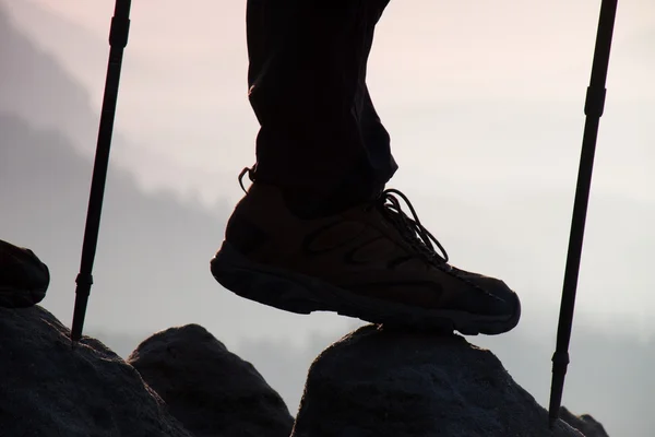 Les jambes et les mâts des randonneurs se dressent sur le sommet de la montagne — Photo