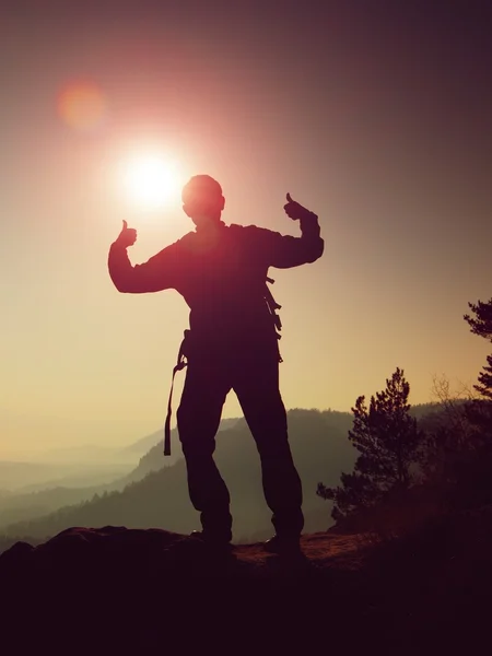 Um gesto de triunfo do homem feliz. Caminhante engraçado no pico da rocha de arenito no parque nacional Saxônia Suíça assistindo em câmera — Fotografia de Stock