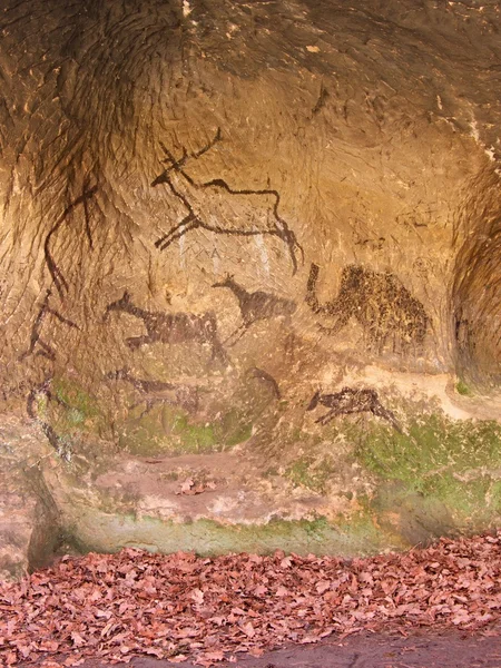 Pintura de carbón negro de la caza humana en la pared de piedra arenisca, copia del cuadro prehistórico. Arte infantil abstracto en cueva de arenisca —  Fotos de Stock