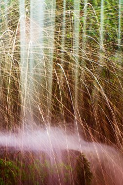 Damla shinning. Dağ dere, su üzerinde küçük weir çağlayan kumtaşı blokları üzerinde çalışıyor ve kabarcıklar düzey sütlü su üzerinde oluşturun. Soyut renkler