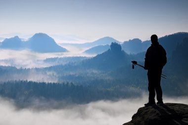 El ile uzun boylu backpacker Polonyalılar. Güneşli bahar daybreak rocky Dağları'nda. Uzun yürüyüşe çıkan kimse sırt çantası ile kayalık Görünüm noktası puslu Vadisi üzerinde durmak.