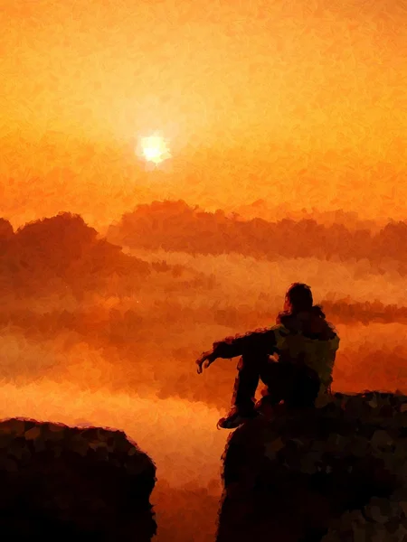 Акварель. Турист в черном сидит на скалистой вершине. Прекрасный рассвет в горах, тяжелый оранжевый туман в глубокой долине. Чудо природы. Эффект живописи . — стоковое фото