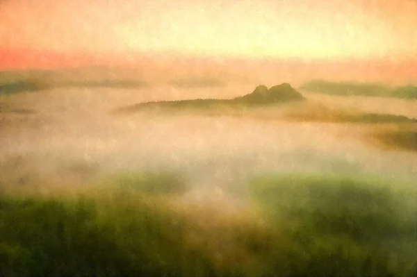 Рассвет в красивой горе чешско-саксонской Швейцарии. Пики песчаника увеличились с туманного фона, туман оранжевый из-за солнечных лучей . — стоковое фото