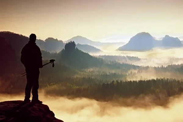 Aquarell, Aquarellfarbe. Der Wanderer steht auf dem Gipfel des Sandsteinfelsens im Park der Felsenimperien und blickt über das neblig-trübe Morgental in die Sonne. schöner Moment das Wunder der Natur — Stockfoto