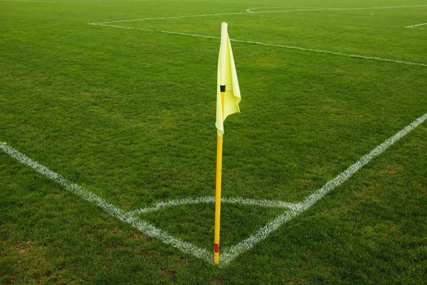 Bandeira amarela no canto do parque natural de futebol, vento preguiçoso soprando — Fotografia de Stock