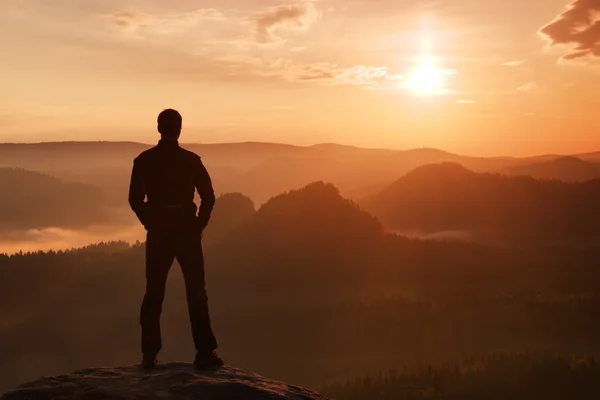 Wandelaar in zwarte stand op de peak in rock empires park en kijken over de mistige en mistige ochtend vallei naar Sun. Beautiful moment het wonder van de natuur — Stockfoto