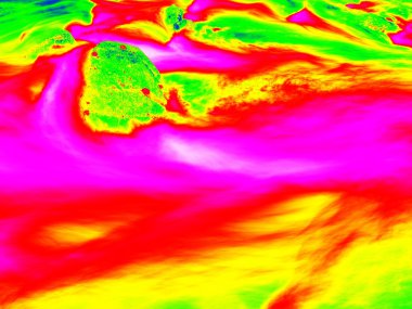 Şelale, eğriler arasında rapids kayalar köpüklü su seviyesi. Kızılötesi fotoğraf nehirde dağ su. Şaşırtıcı termografi. 