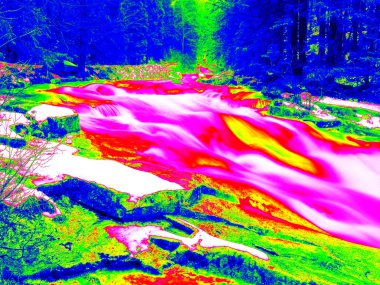 Şelale, eğriler arasında rapids kayalar köpüklü su seviyesi. Kızılötesi fotoğraf nehirde dağ su. Şaşırtıcı termografi. 