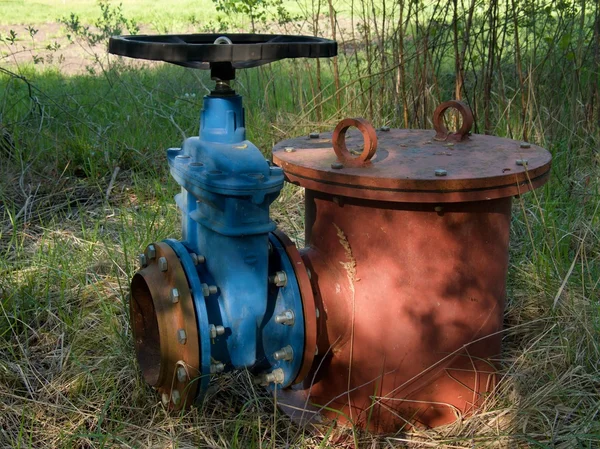 Ancien tuyau de dilatation de tuyaux d'eau potable rejoint avec une nouvelle vanne bleue et de nouveaux membres de joint bleu. Nouvelle vanne de décharge. Type extrême de corrosion, texture corrodée par le métal . — Photo