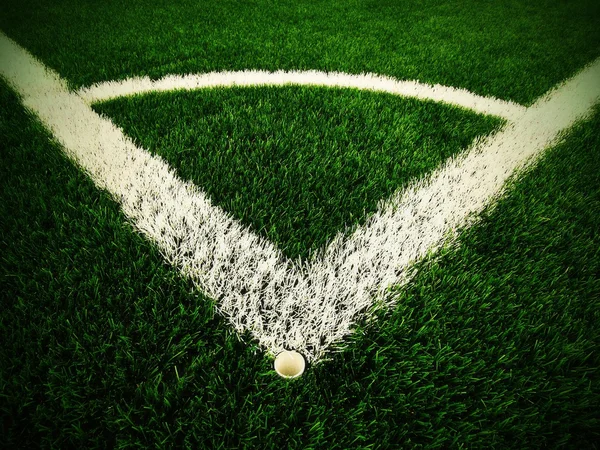 Buiten voetbal Speeltuin corner op groene kunstgras grond met geschilderde witte lijn merken. Gemalen zwarte rubber in basic. — Stockfoto