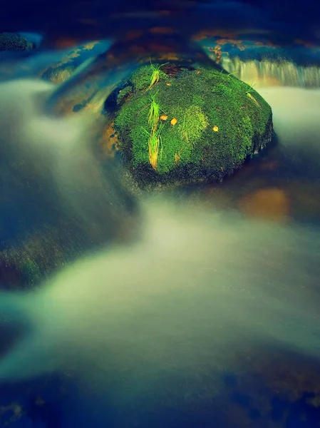 Big abandoned boulder covered by fresh green moss in foamy water of mountain river. Light blurred cold water with reflections, white whirlpools in rapids. — Stock Photo, Image