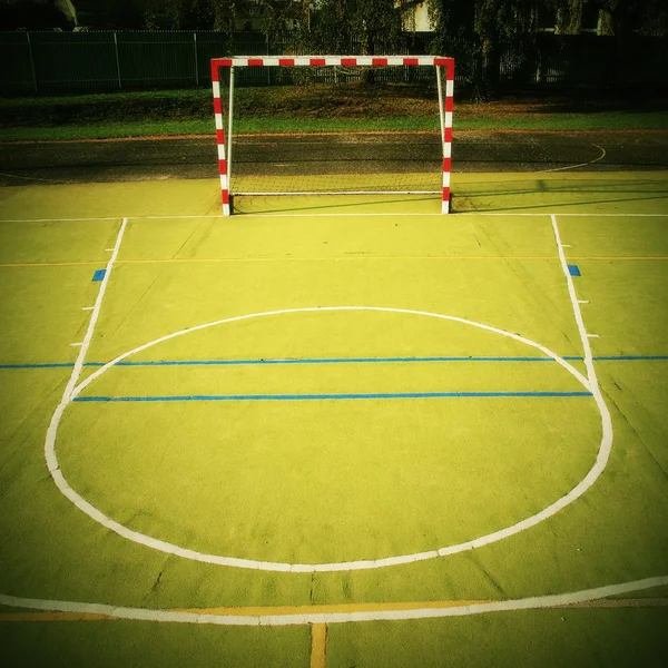 Lege buiten Handbal Speeltuin, plastic licht groene oppervlak op grond en wit blauw grenzen lijnen. — Stockfoto