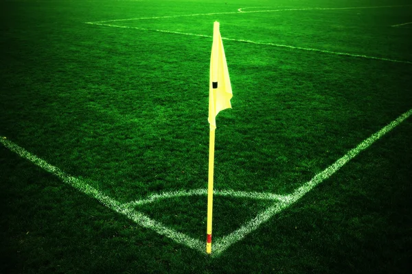 Doğal futbol Bahçesi, tembel Rüzgar eserken köşesinde sarı bayrak — Stok fotoğraf