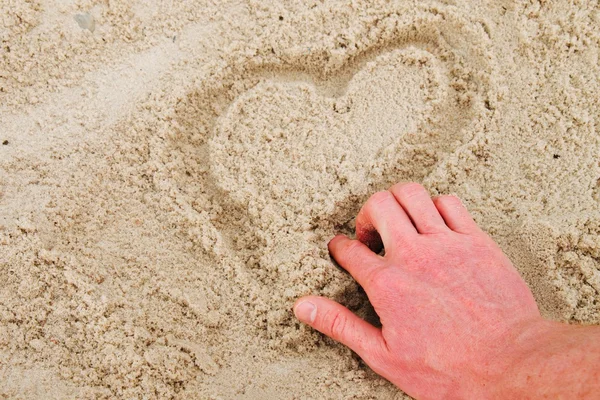 Мбаппе нарисовал сердце в песке на побережье — стоковое фото