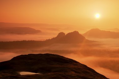 rüya gibi puslu manzara. Majestic mountain aydınlatma sis kesti. derin vadi renkli sis dolu ve kayalık hills güneşe savunuyorsun. muhteşem bir sonbahar sabahı. 
