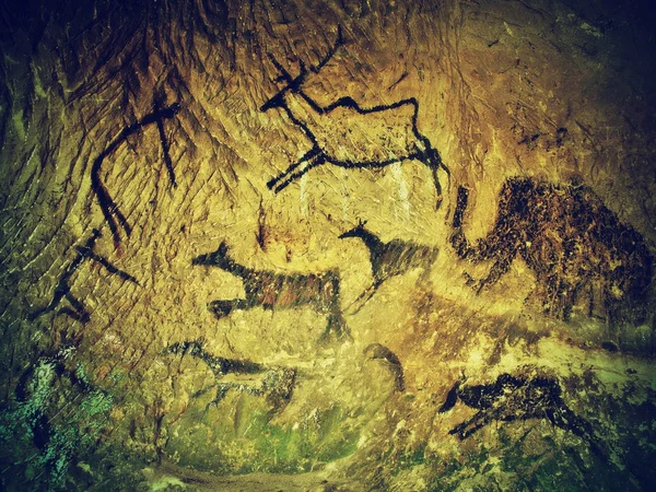 Abstrakte Kinderkunst in der Sandsteinhöhle. schwarze Kohlenstofffarbe der Menschenjagd auf Sandsteinmauer, Kopie eines prähistorischen Bildes. — Stockfoto