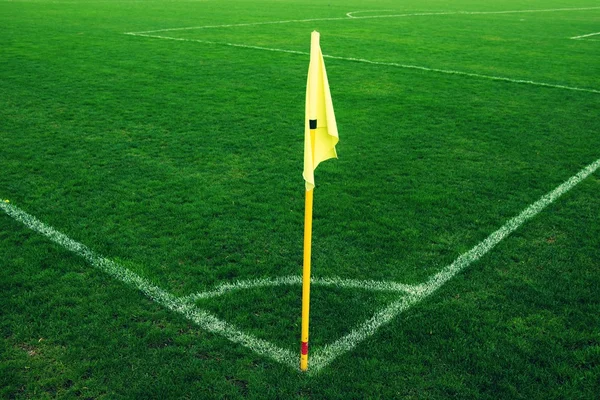 Żółtą flagę w rogu boiska piłki nożnej naturalne, leniwy, wiatr wieje — Zdjęcie stockowe