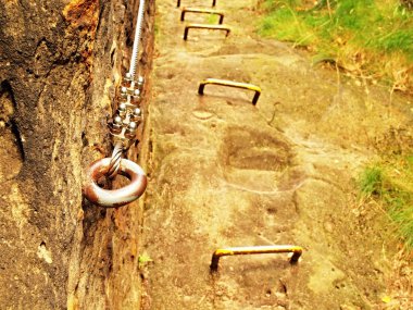 via ferrata Emanet yol dağcılık. çelik halat çelik krom anchores kaya tutun