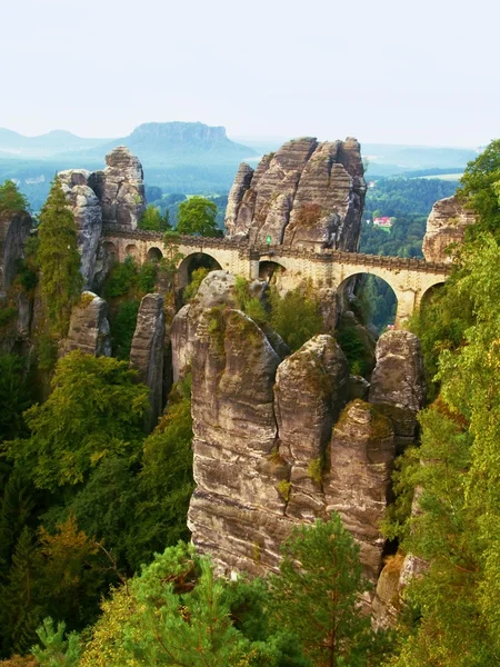 Morgen an der alten steinernen Brücke am Ende des Sommers. Herbstlandschaft, Tagesanbruch am Horizont. Sachsen Schweiz, Deutschland. — Stockfoto