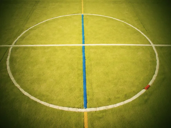 Tom utomhus handboll lekplats, plast ljus grön yta på marken och vit blå gränser linjer. — Stockfoto