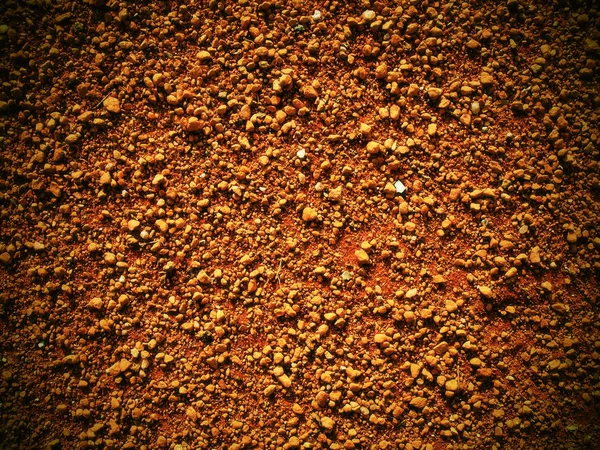 室外网球场地上轻红碎的砖表面干燥。纹理的细节 — 图库照片