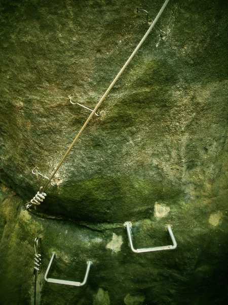 Escalera de escalada y cuerda retorcida de hierro, camino de escalador en la montaña vía ferrata —  Fotos de Stock