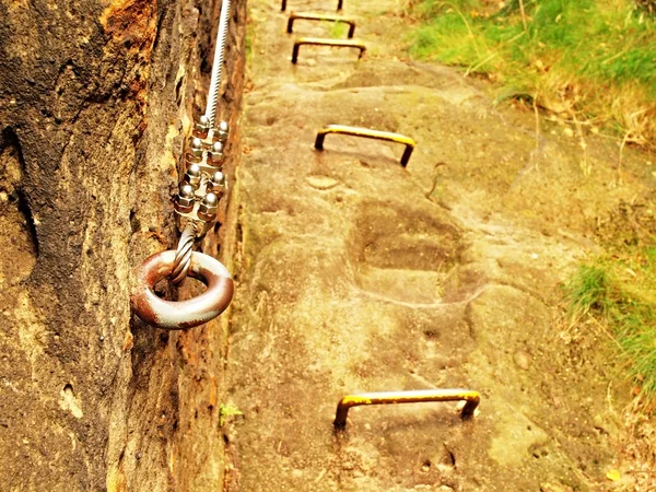Sentiero di sicurezza arrampicata su roccia via ferrata. Ancoraggi in acciaio cromato in fune metallica — Foto Stock