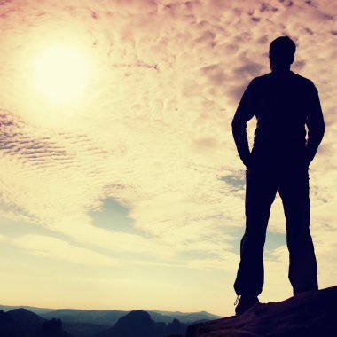 Keskin köşe kumtaşı kaya kaya empires park ve güneş güzel an puslu ve sisli sabah Vadisi'ne üzerinde doğa mucizesi izlerken kürsüye uzun yürüyüşe çıkan kimse 