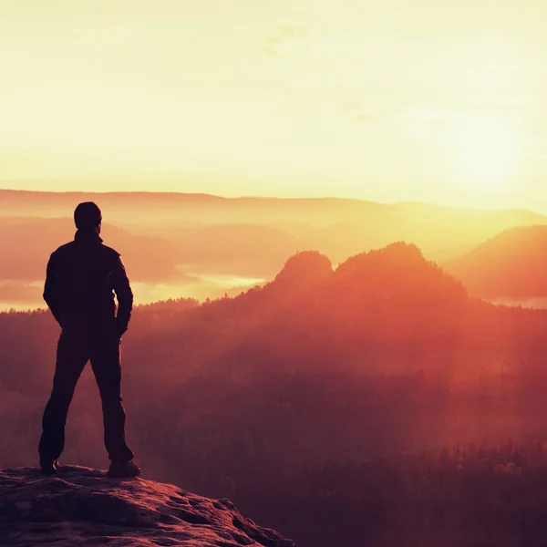 Wanderer stehen an der scharfen Ecke des Sandsteinfelsens im Park der Felsenimperien und blicken über das neblig-trübe Morgental in die Sonne. schöner Moment das Wunder der Natur — Stockfoto