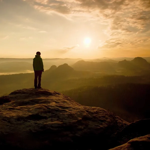 Wanderer stehen an der scharfen Ecke des Sandsteinfelsens im Park der Felsenimperien und blicken über das neblig-trübe Morgental in die Sonne. schöner Moment das Wunder der Natur — Stockfoto