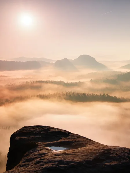 Υπέροχη ανατολή του ηλίου στην κορυφή του βραχώδους βουνού με την θέα στην κοιλάδα ομιχλώδη — Φωτογραφία Αρχείου