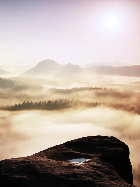 sisli vadinin içine manzaralı kayalık dağ tepesinde fantastik gündoğumu