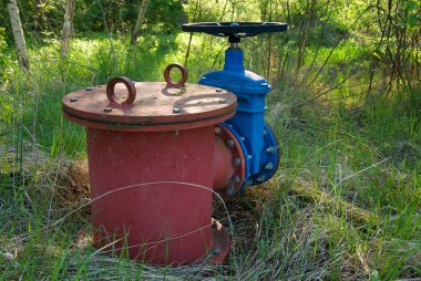 eski genişleme boru içecek su borularının yeni mavi kapak ve yeni mavi ortak üyeler ile katıldı. Yeni döküm Vana. Korozyon aşırı tür, metal doku aşınmış..